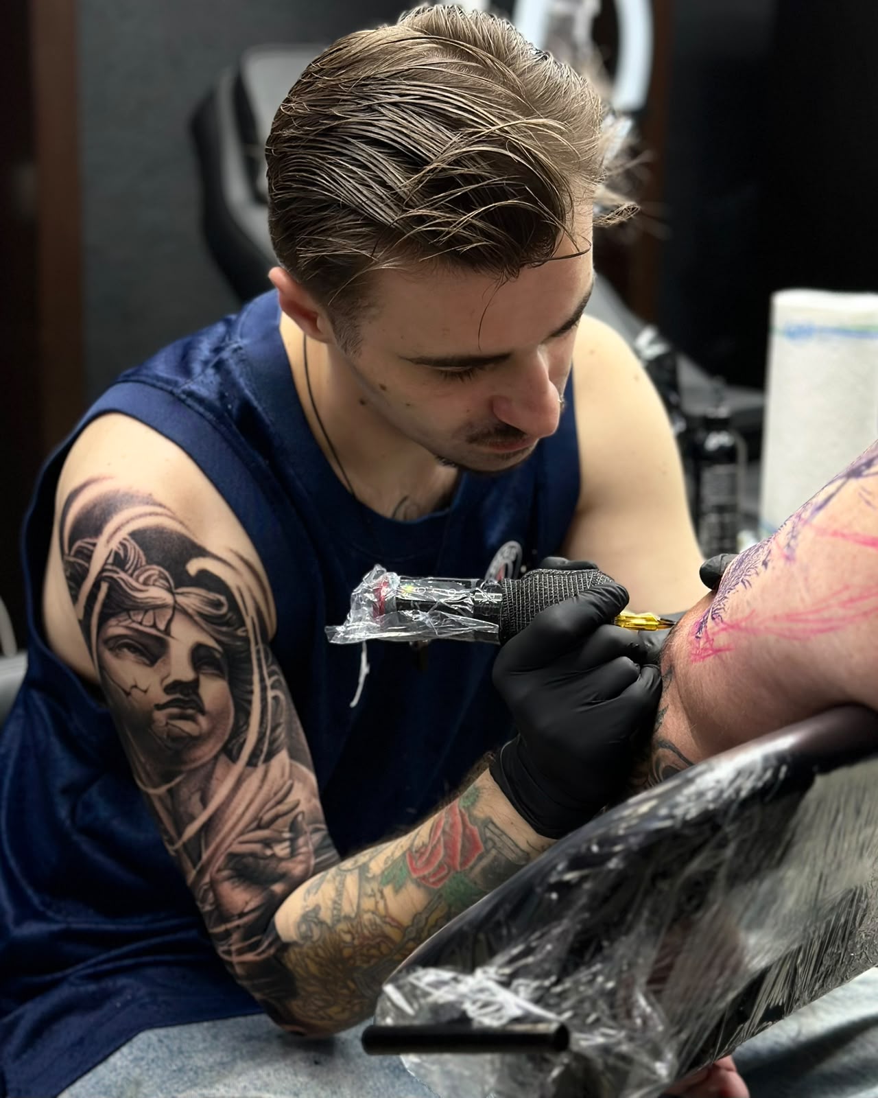 Vasyl, Tattoo Artist aus Hamm, beim Tätowieren
